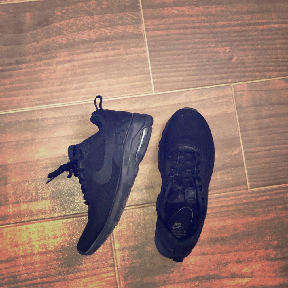 Black nike shoes